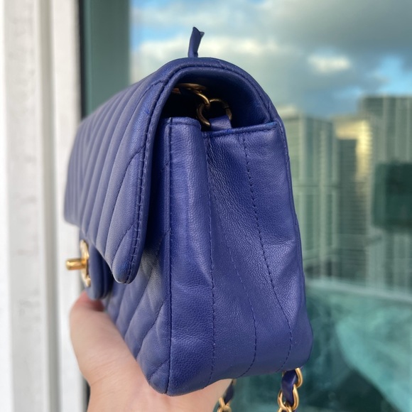 CHANEL Mini Lambskin flap bag - Picture 6 of 11